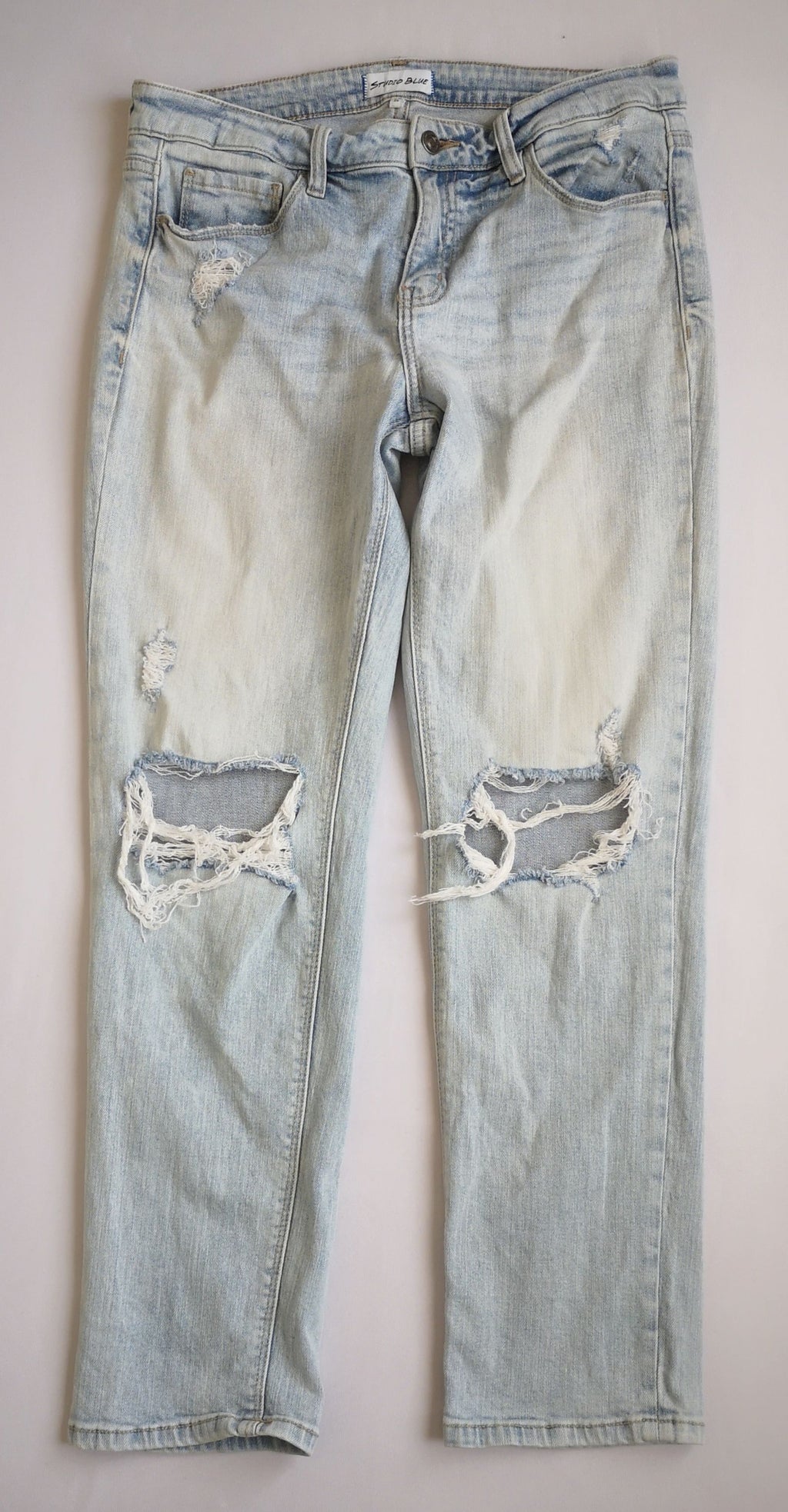 Sueter cuello cerrado con jeans rasgado