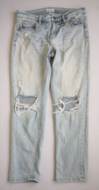 Sueter cuello cerrado con jeans rasgado