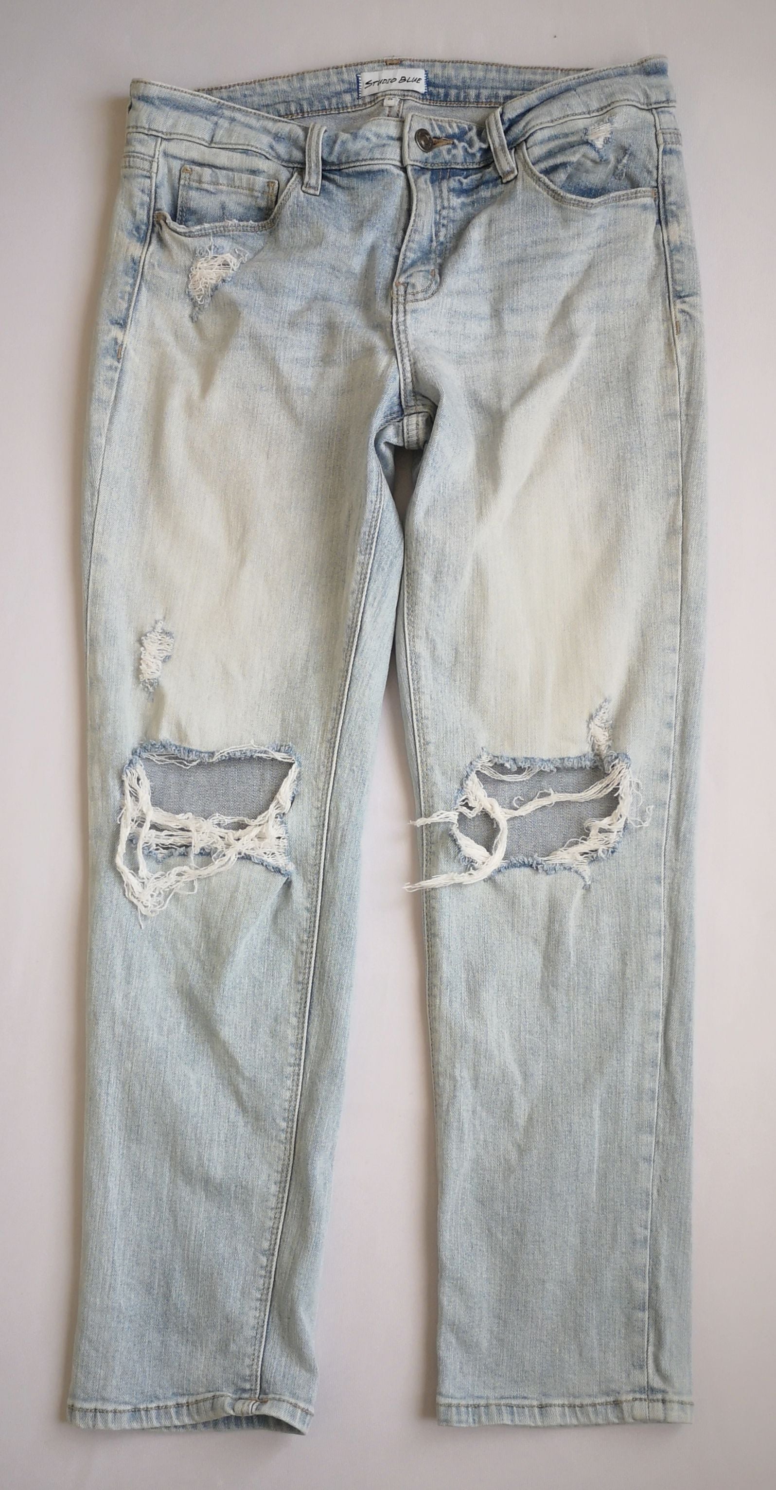 Sueter cuello cerrado con jeans rasgado