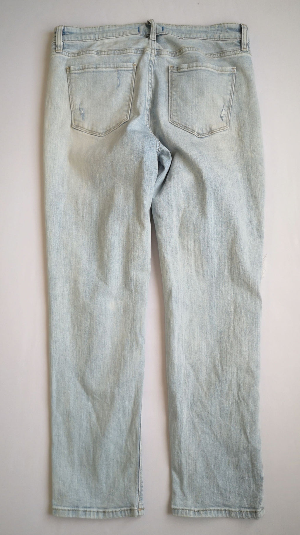 Sueter cuello cerrado con jeans rasgado