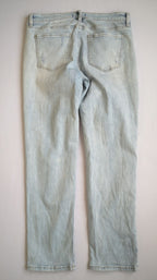 Sueter cuello cerrado con jeans rasgado
