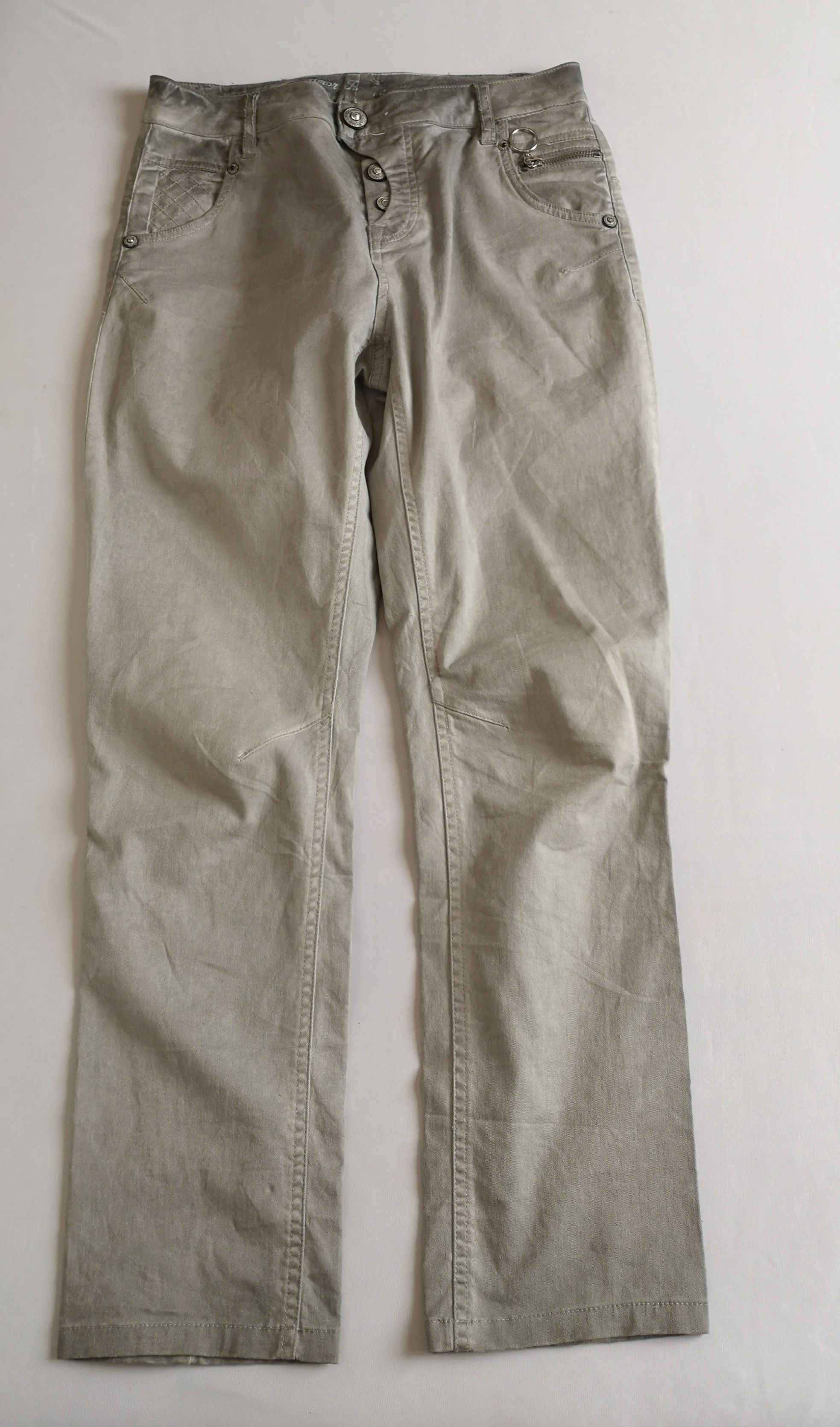 Blusa de chifón y jeans con bolsas