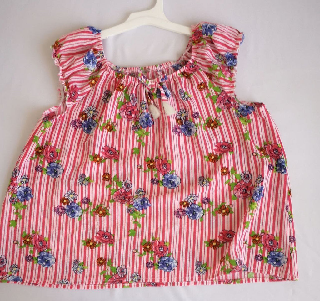 Blusa con elástico y short rasgado