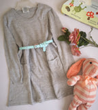 Vestido con detalles en la tela incluye cincho