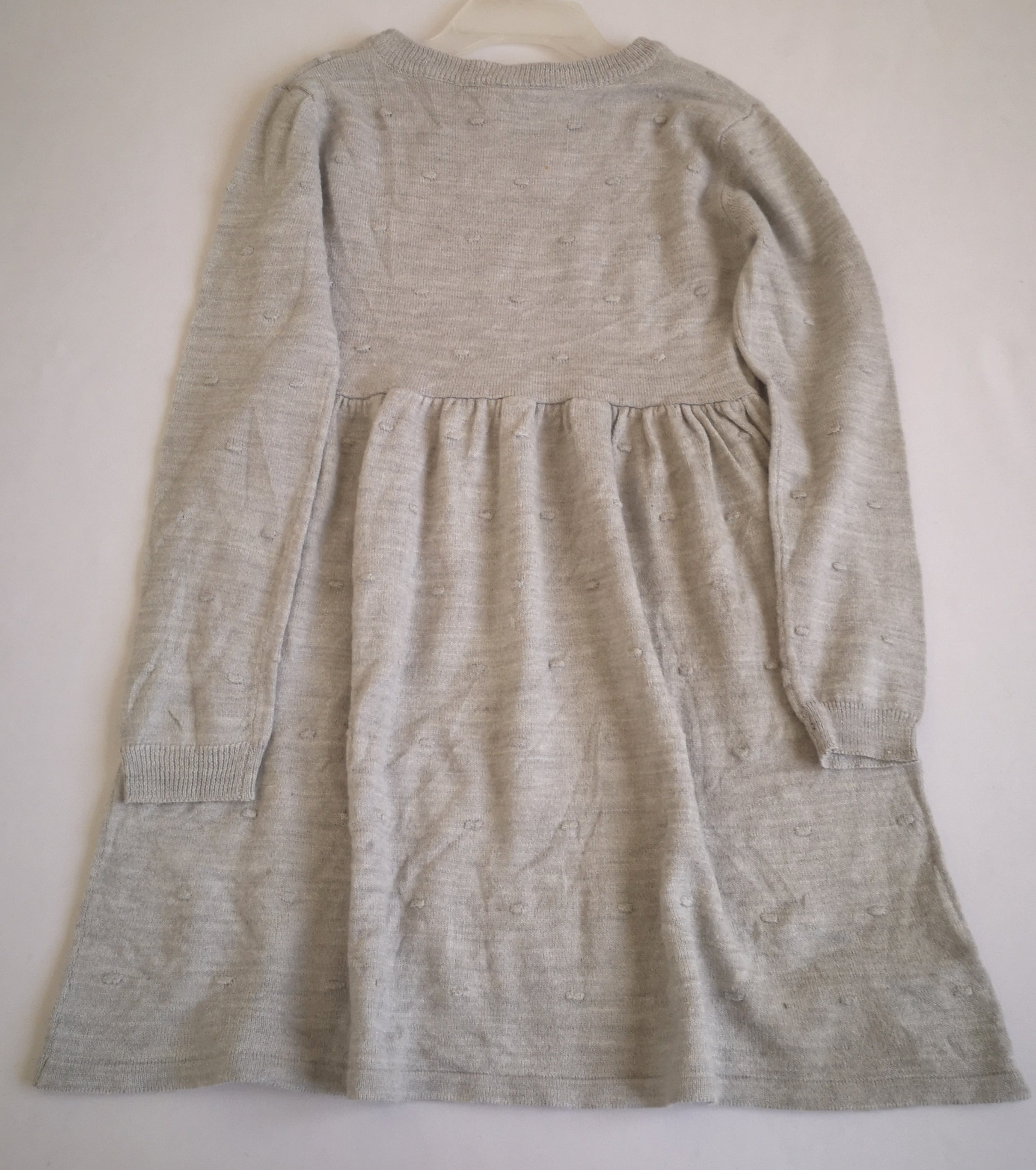 Vestido con detalles en la tela incluye cincho