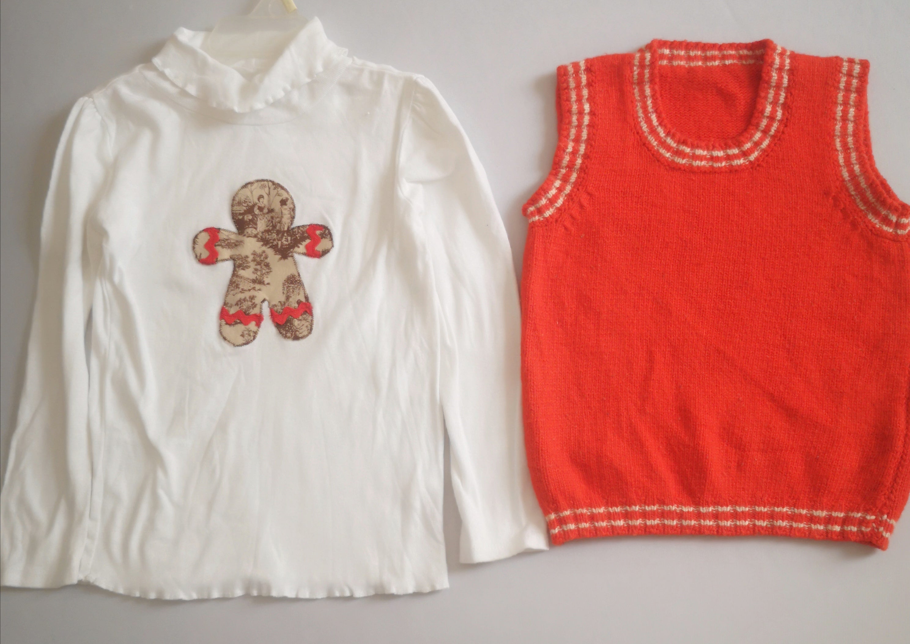 Chaleco tejido con blusa de algodón