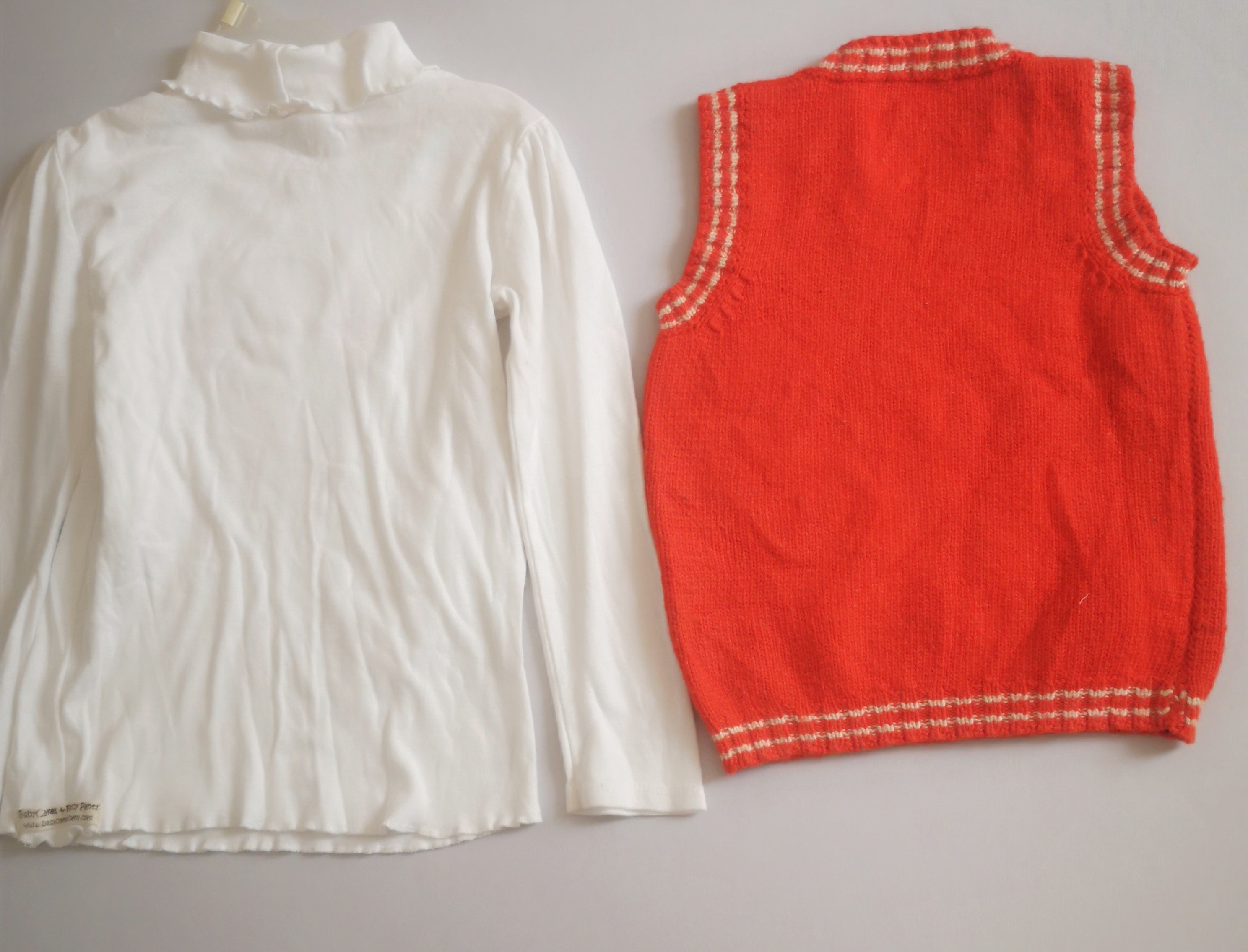 Chaleco tejido con blusa de algodón