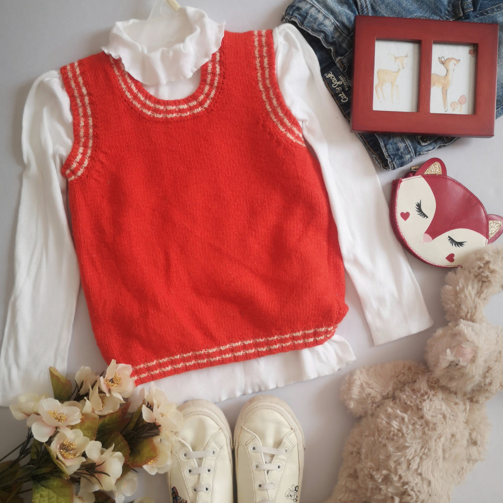 Chaleco tejido con blusa de algodón