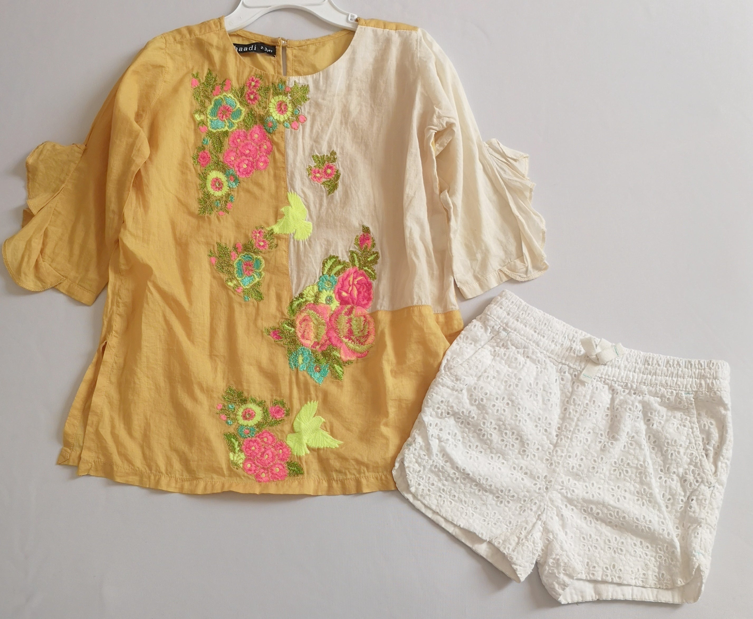 Short de algodón y blusa bordada