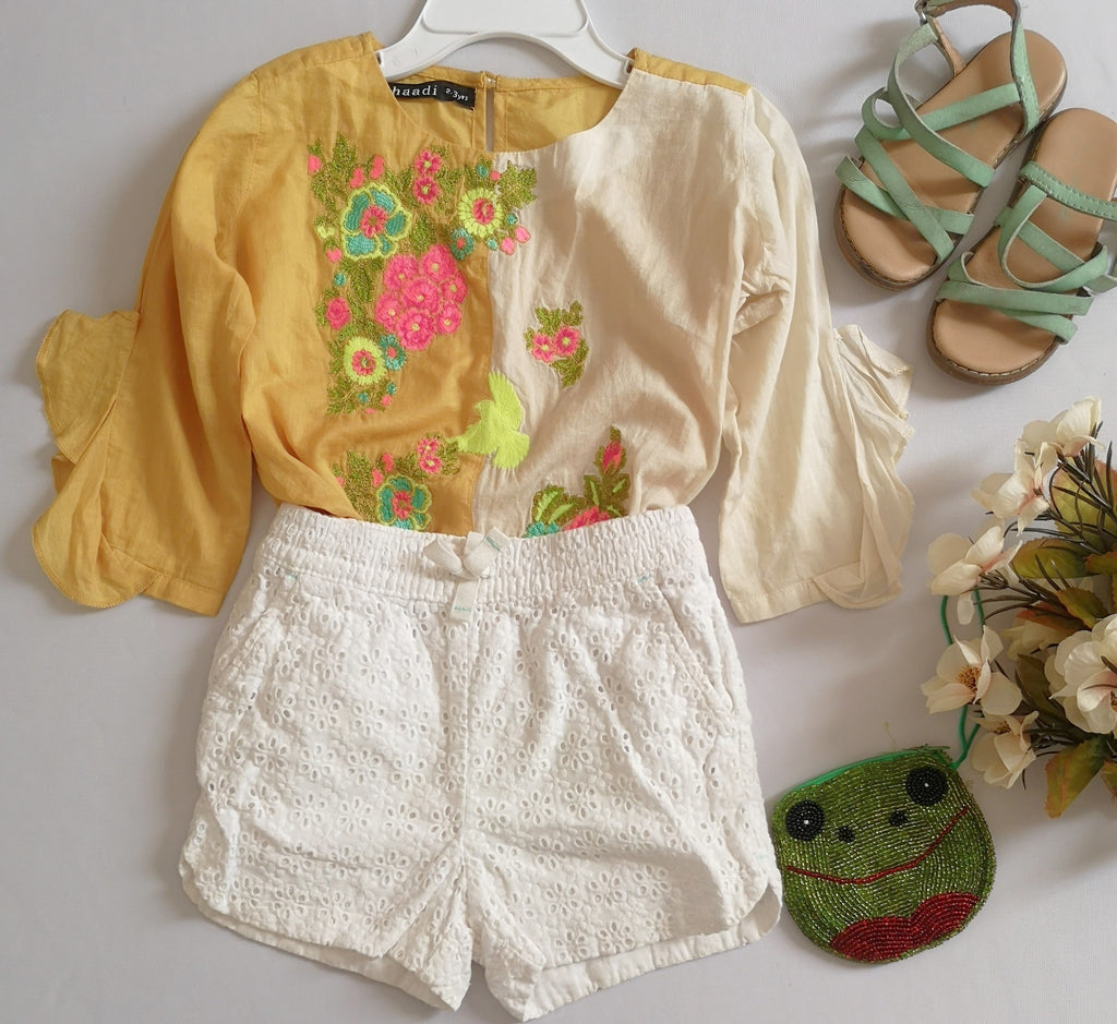 Short de algodón y blusa bordada