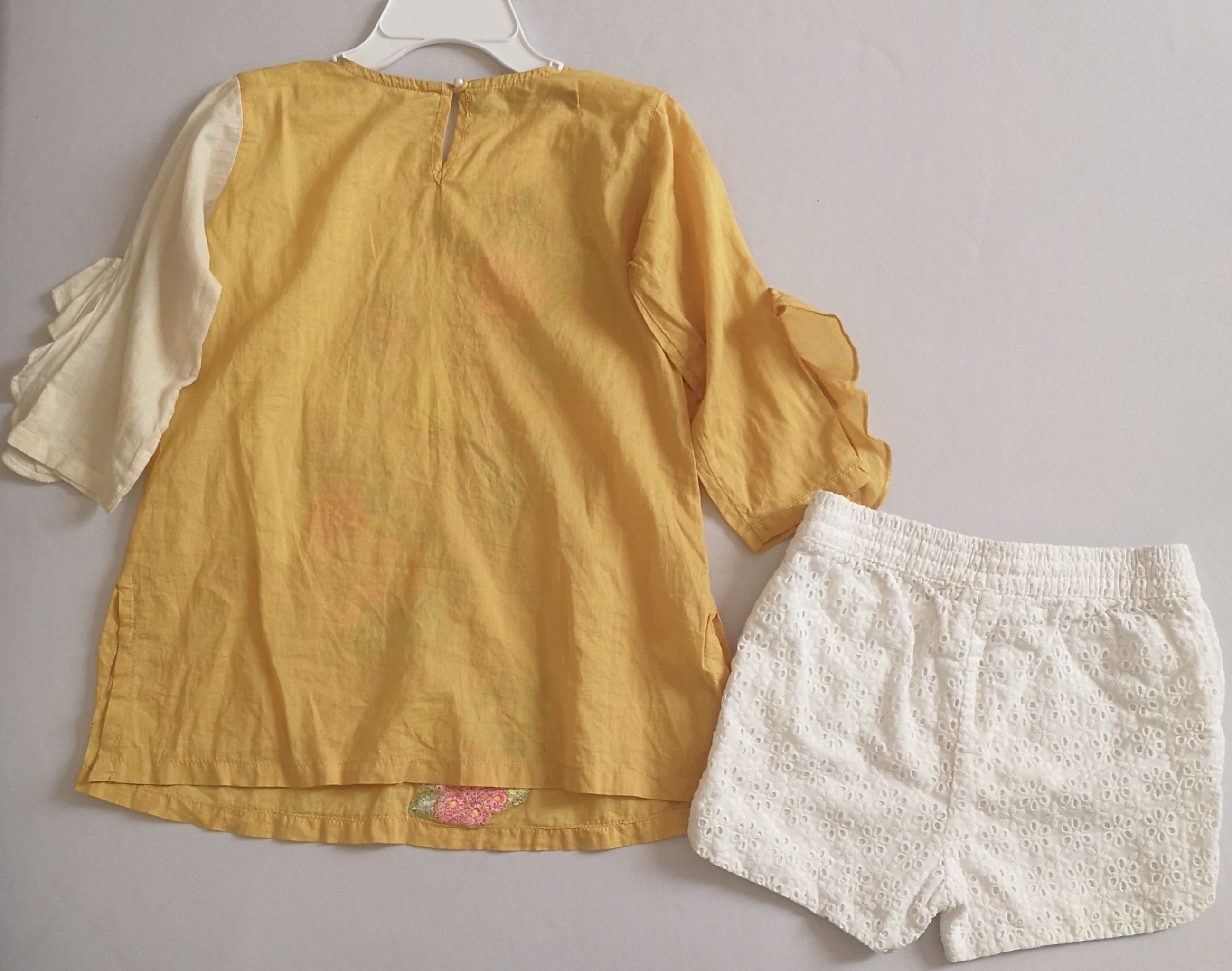 Short de algodón y blusa bordada