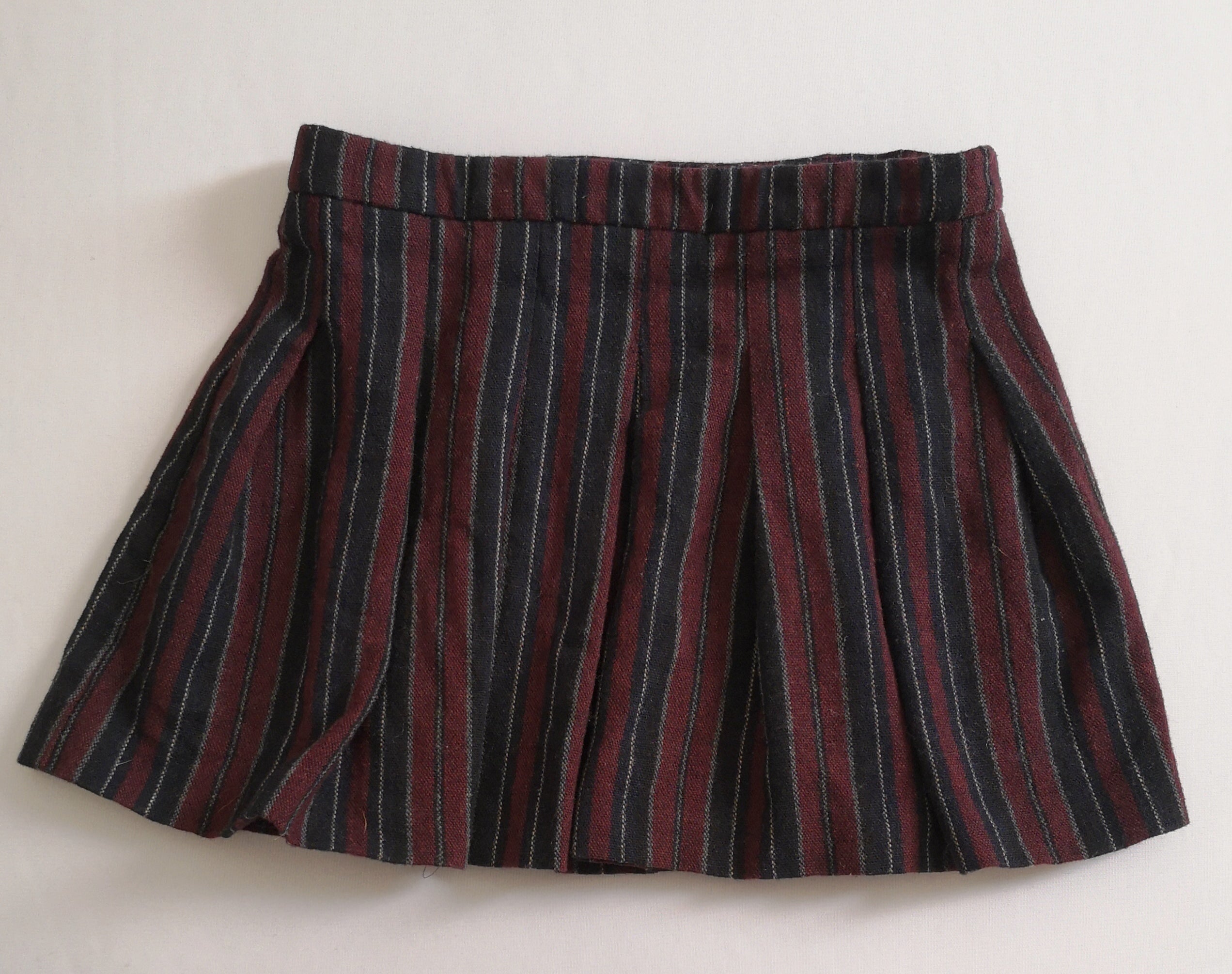 Suéter largo y falda con paletones