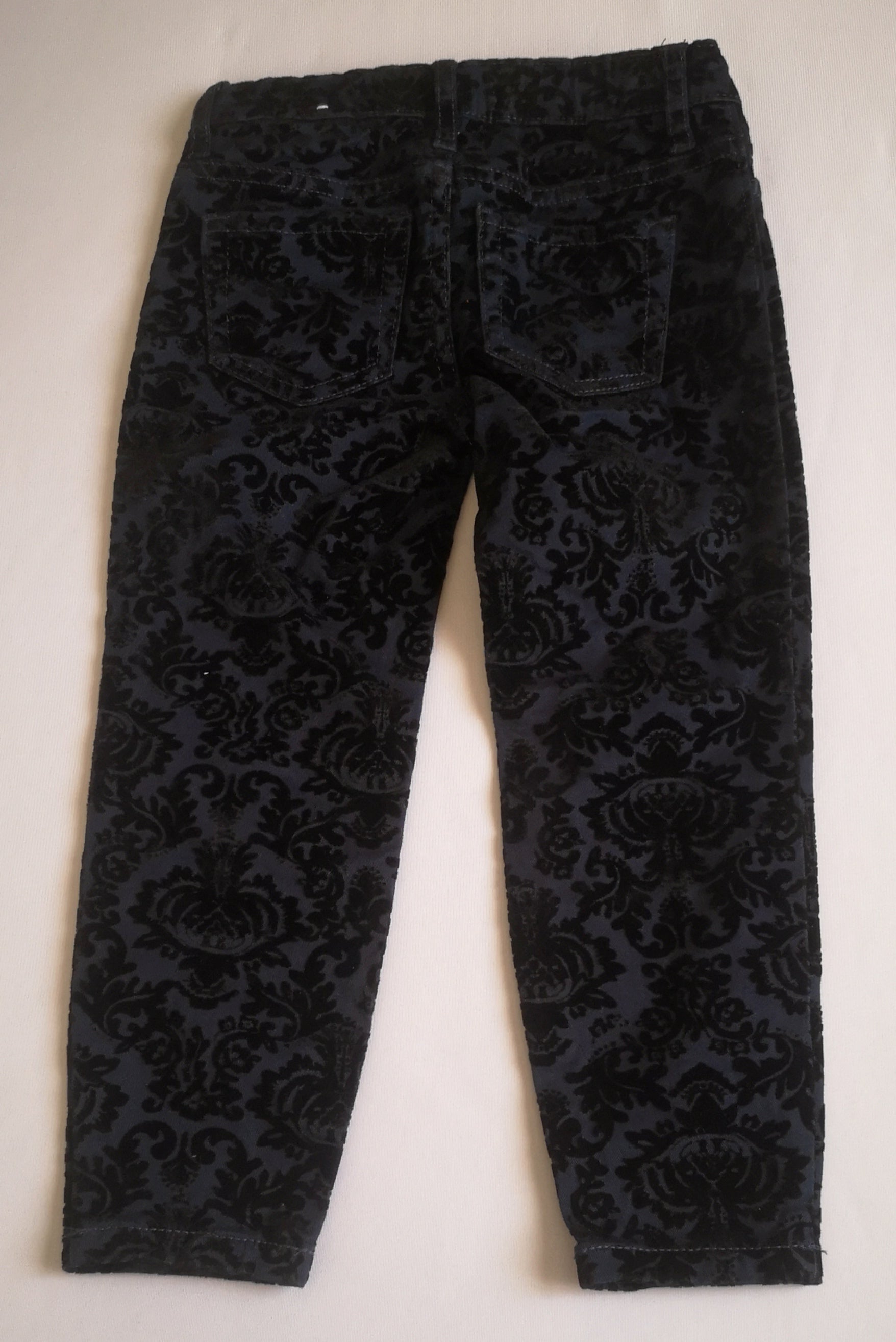 Blusa manga larga y pantalón con detalles en la tela