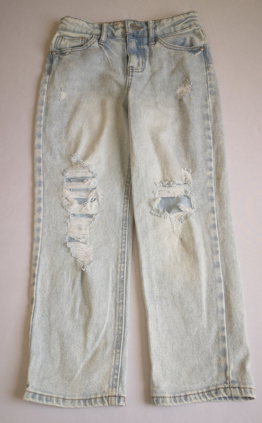 Blusa con jeans rasgado