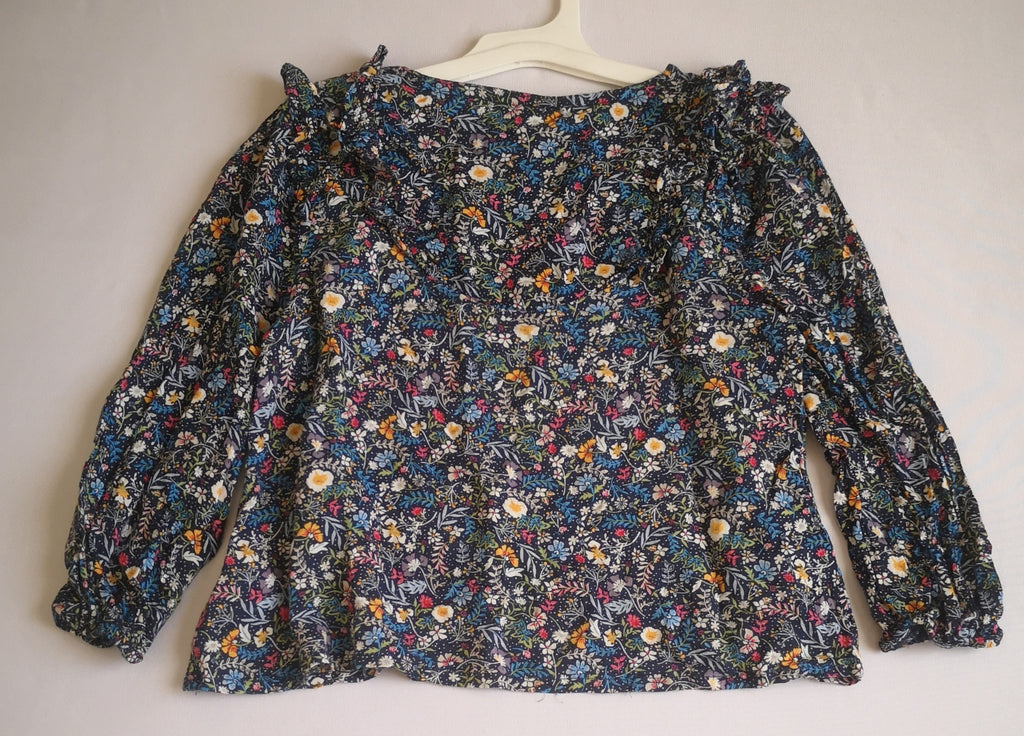 Blusa con jeans rasgado