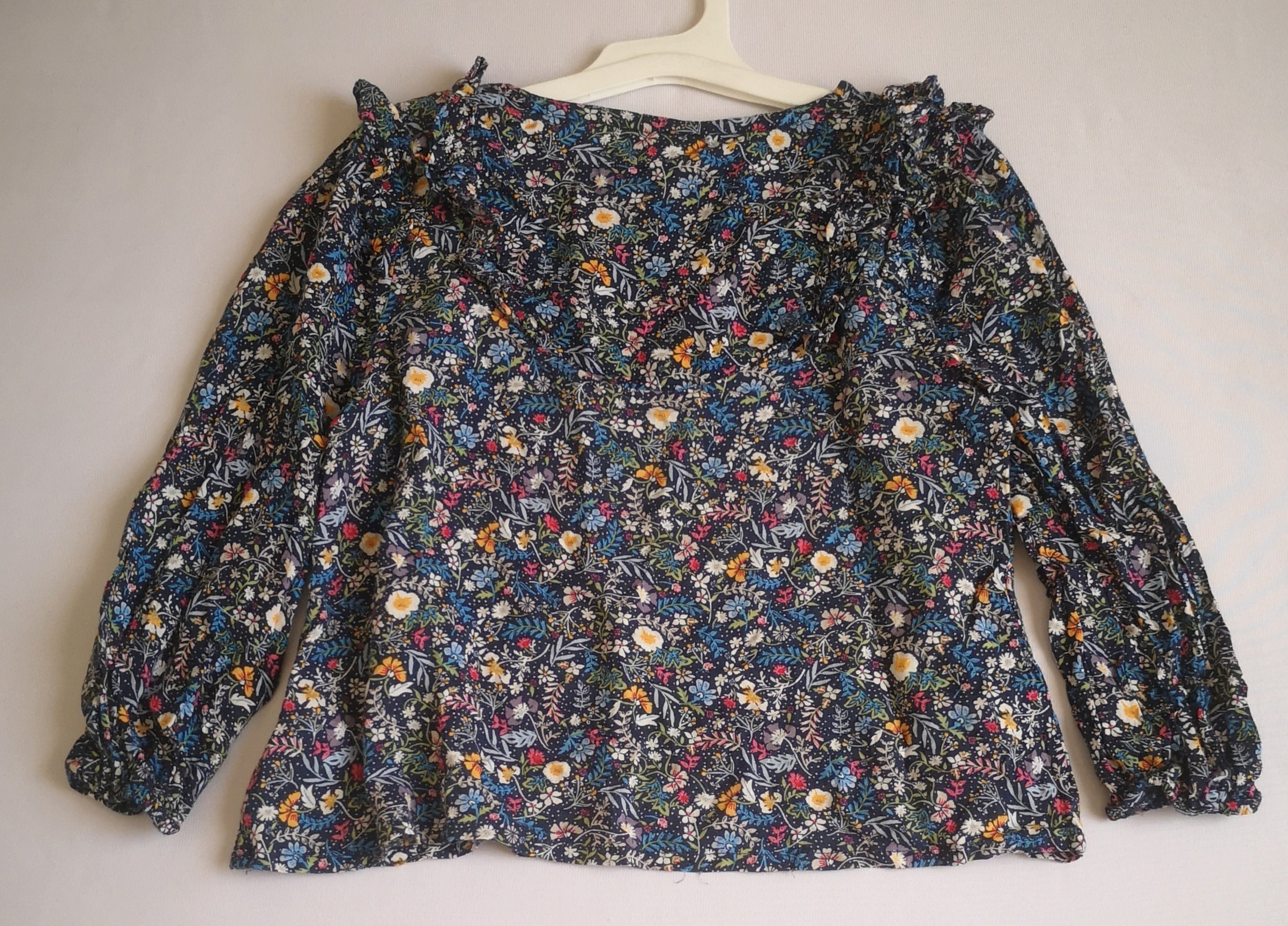 Blusa con jeans rasgado