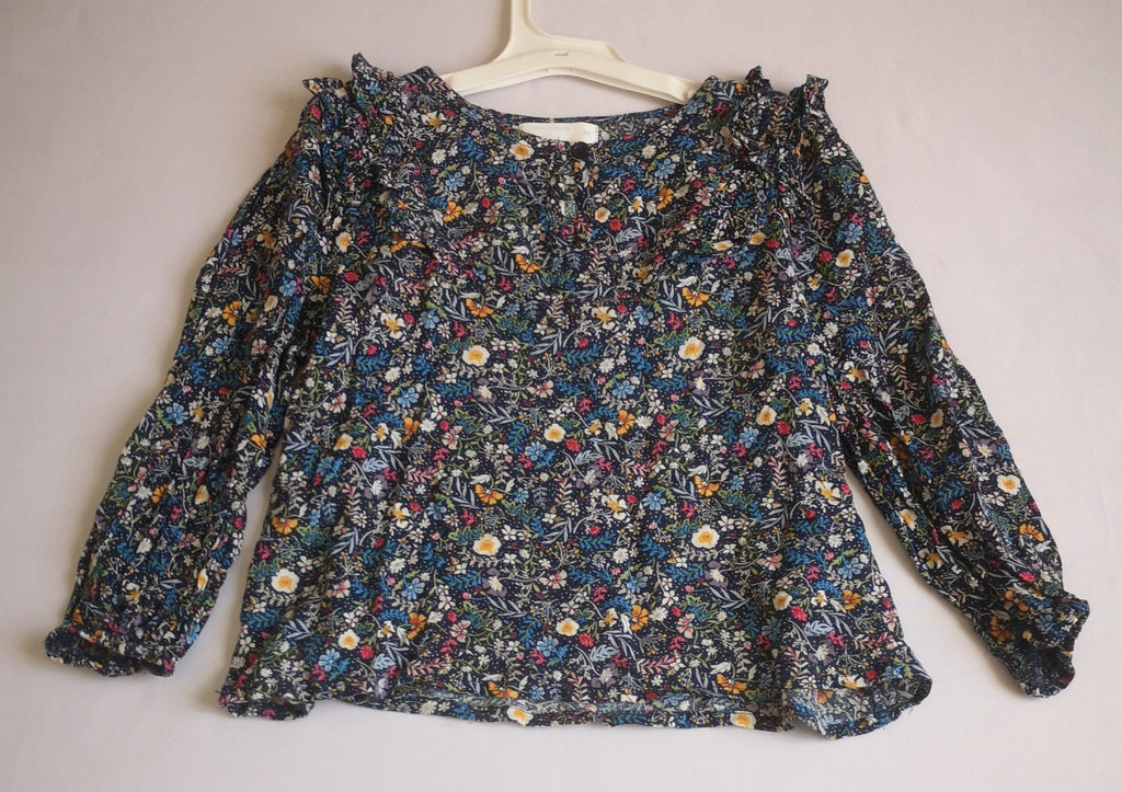 Blusa con jeans rasgado