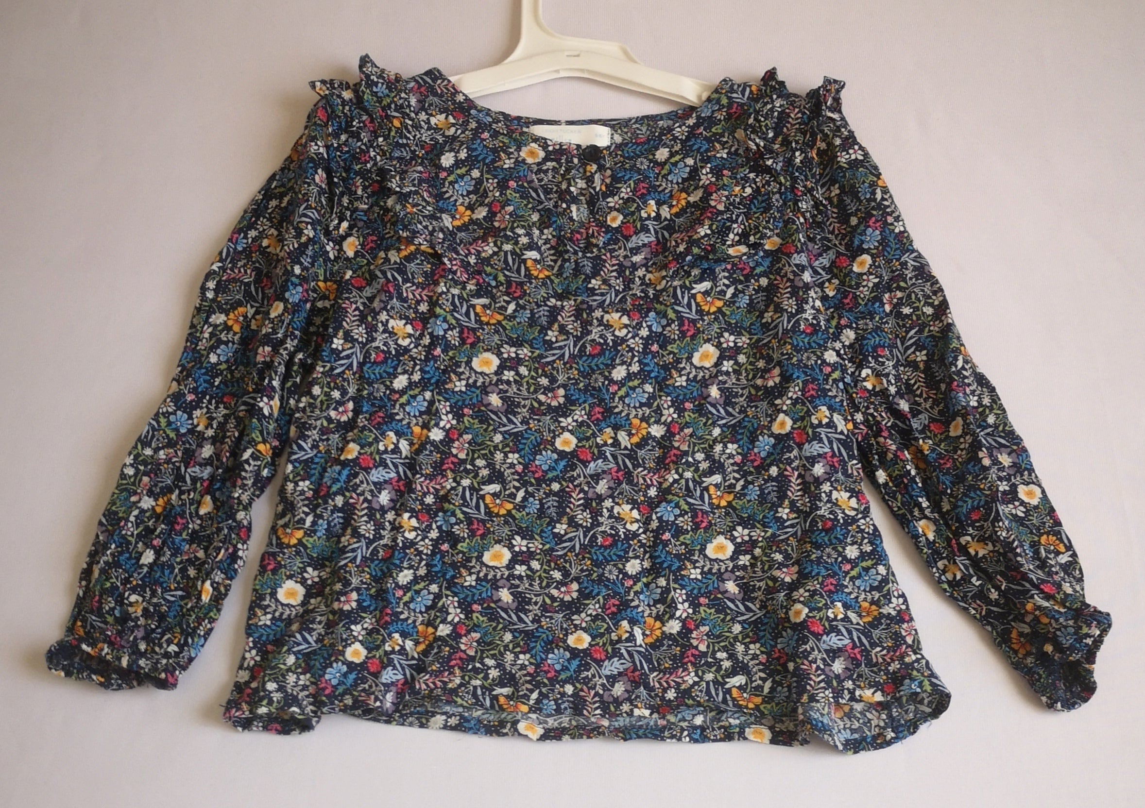 Blusa con jeans rasgado