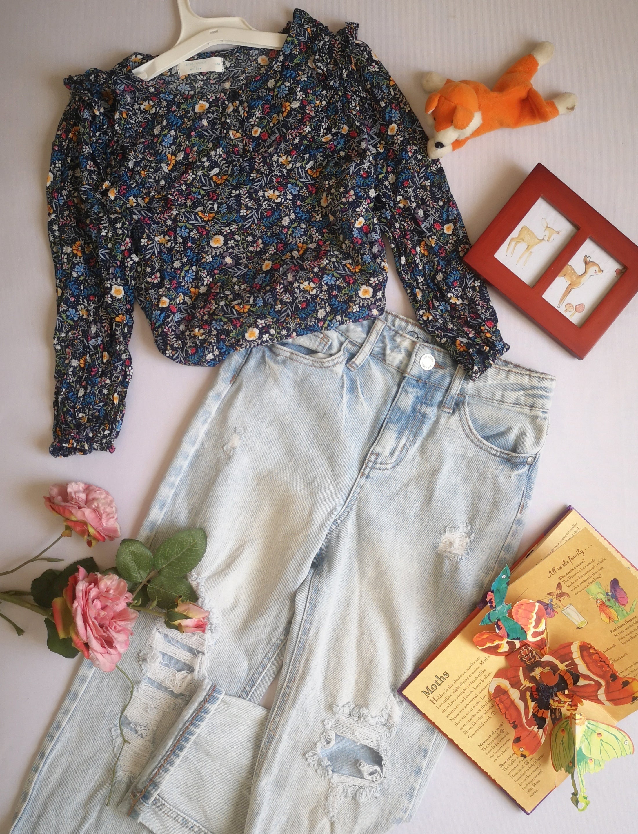 Blusa con jeans rasgado