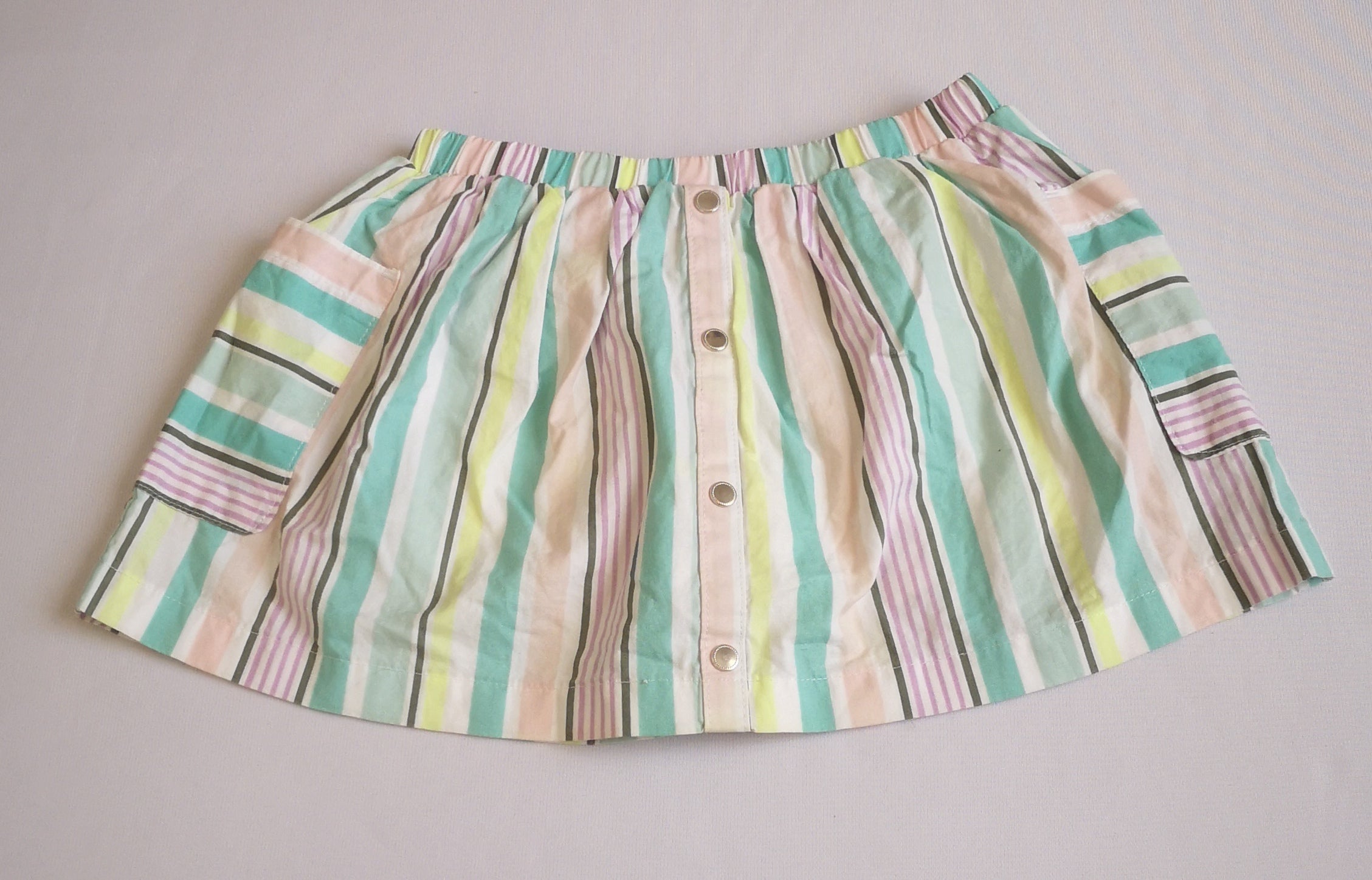 Blusa y falda con bolsas a los lados