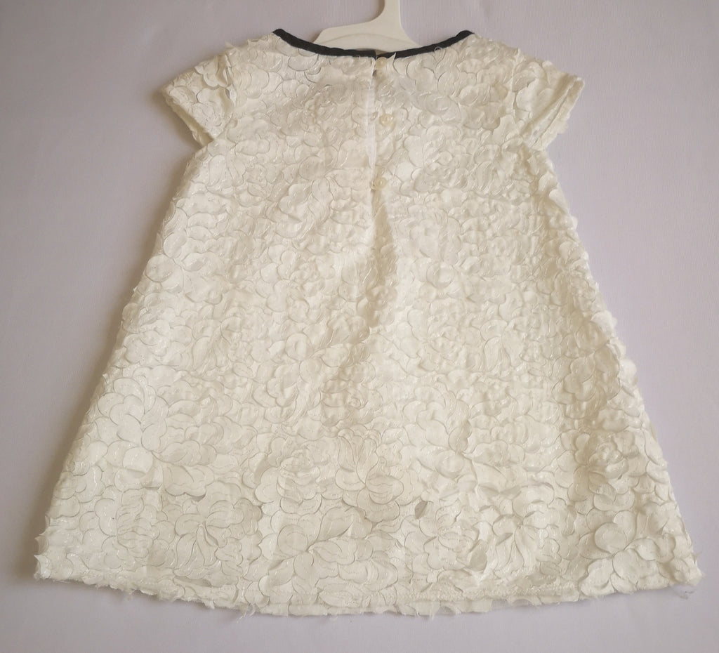 Vestido con detalles en la tela