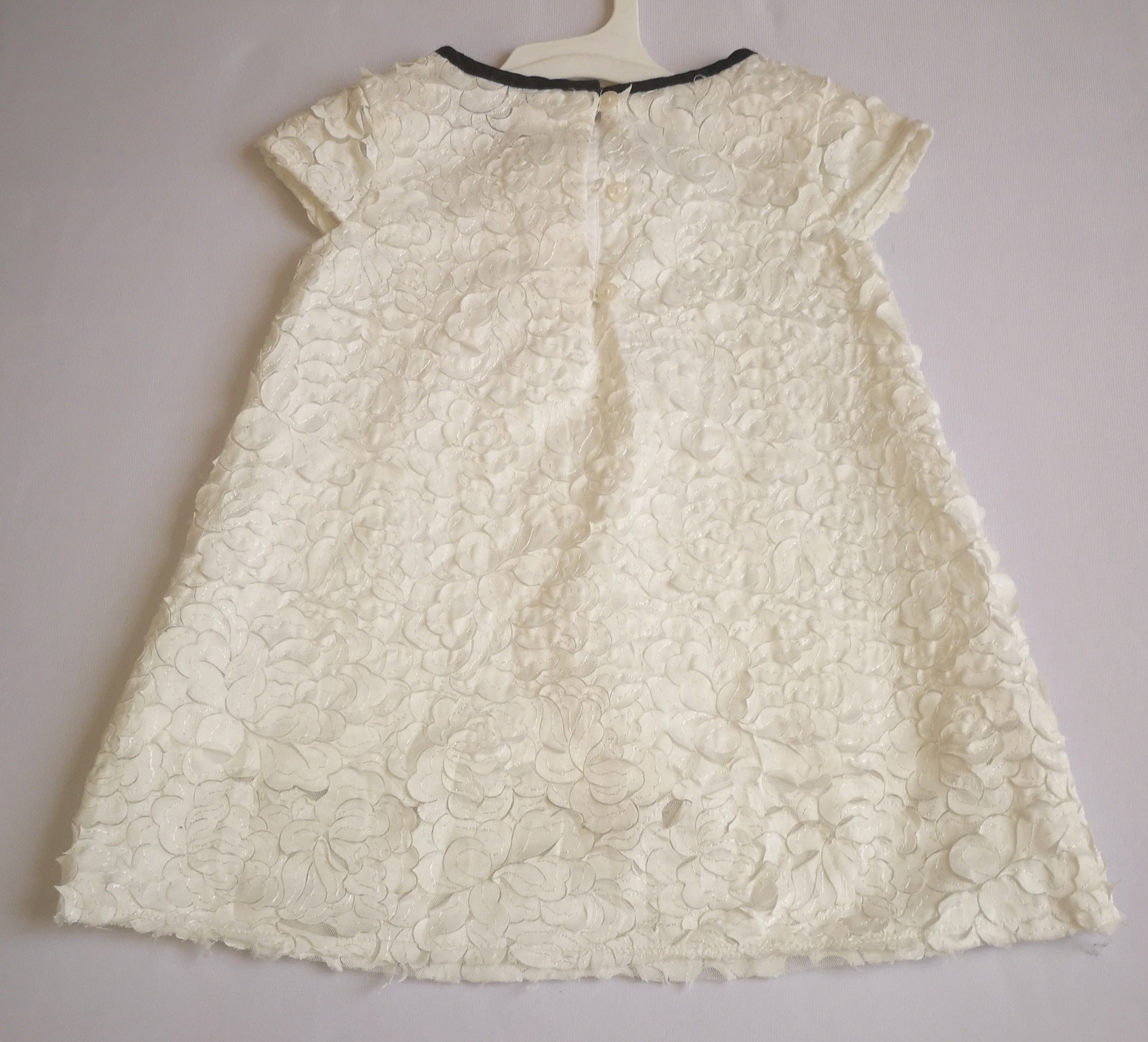 Vestido con detalles en la tela