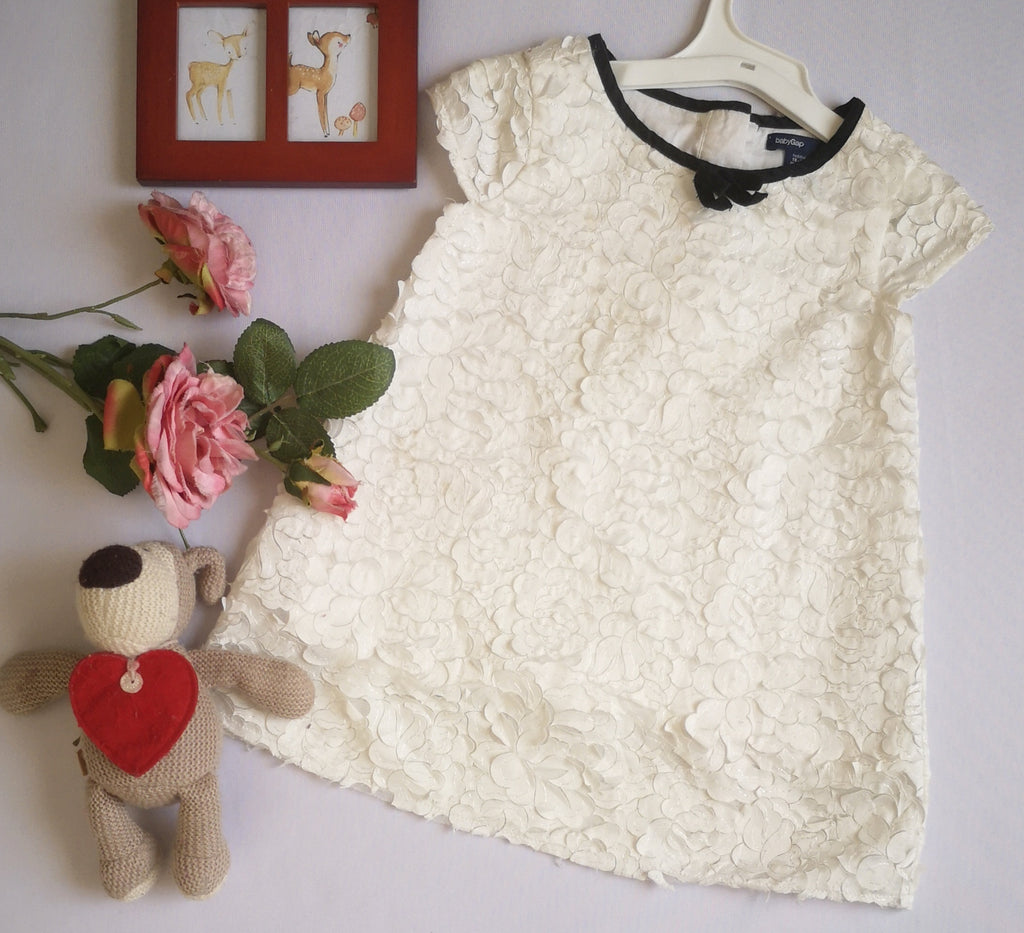 Vestido con detalles en la tela