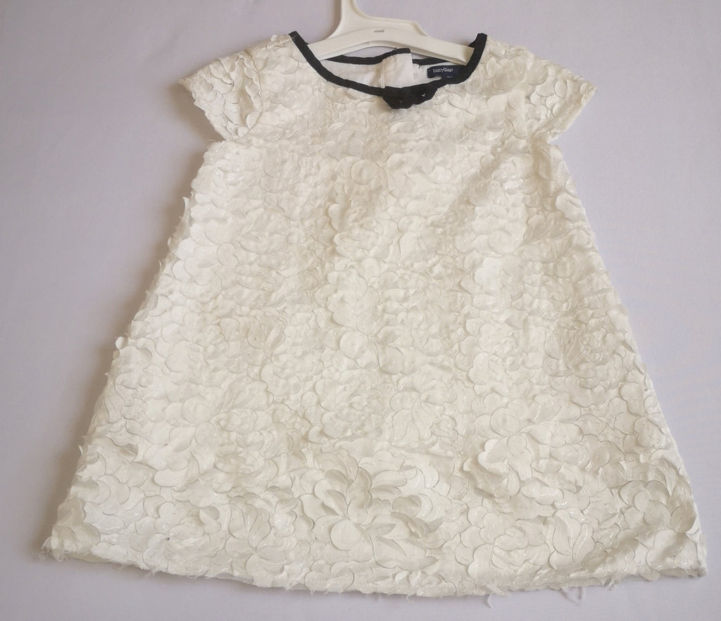 Vestido con detalles en la tela