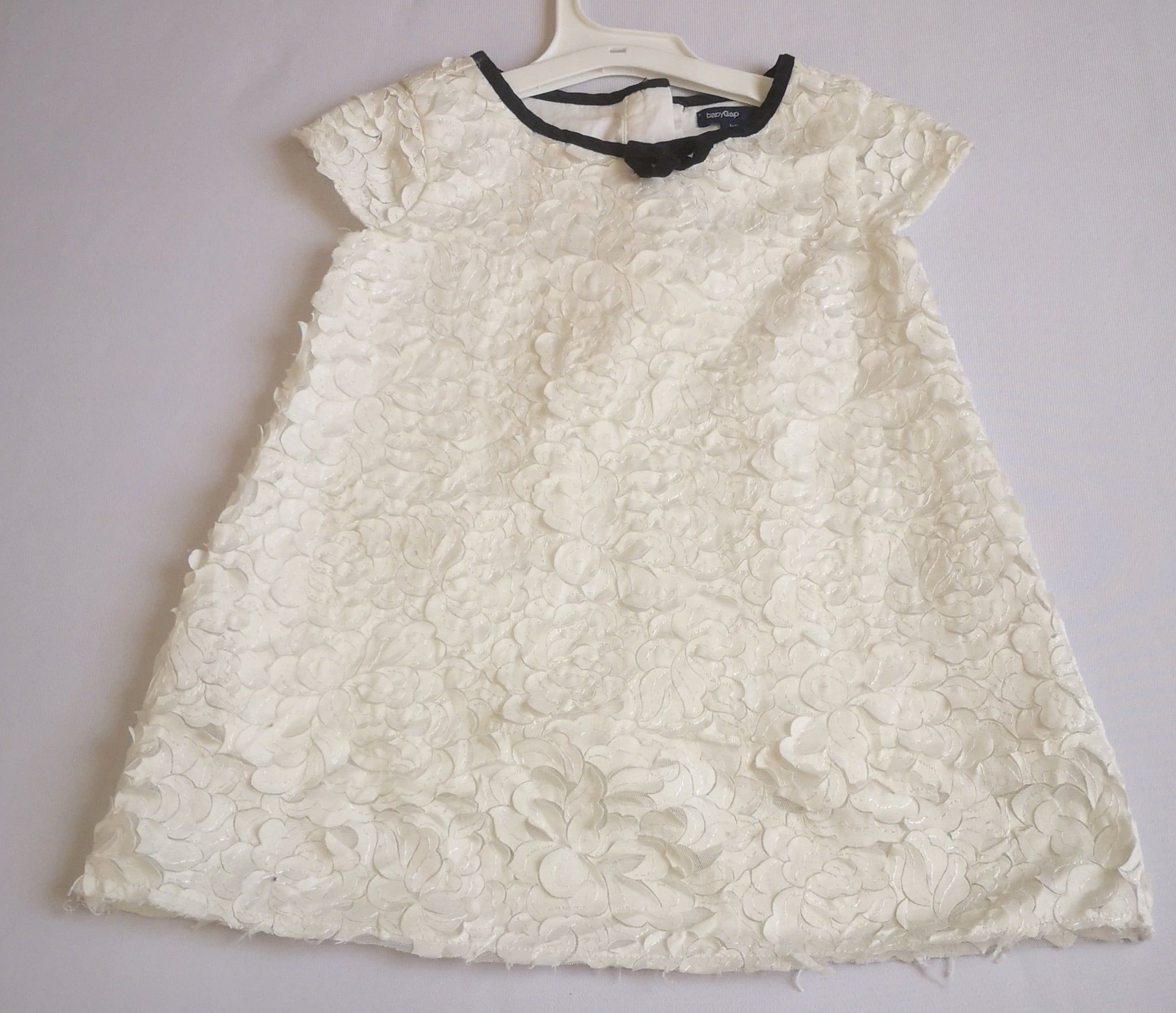 Vestido con detalles en la tela