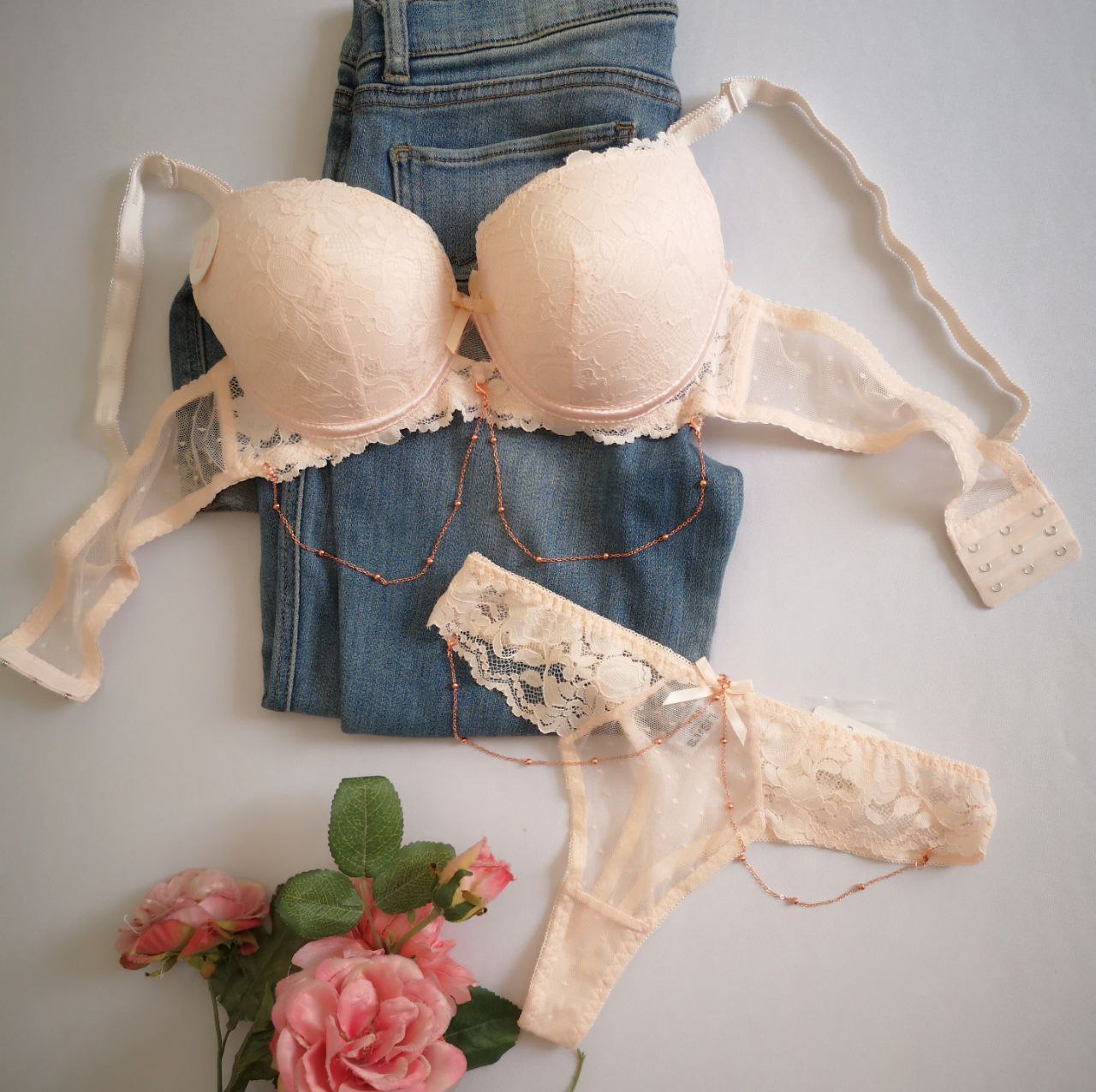 Conjunto de encaje con cadena