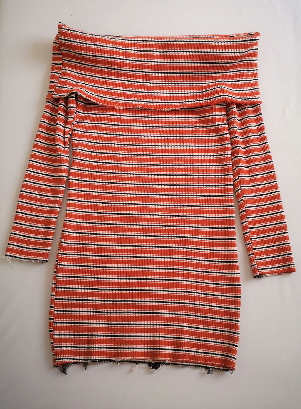 Vestido tallado hombros descubiertos