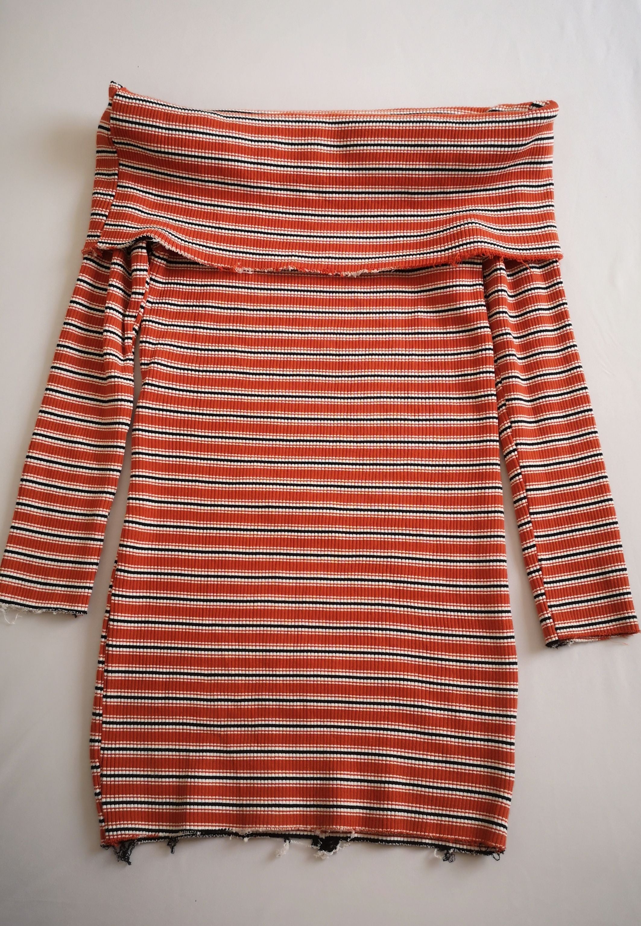 Vestido tallado hombros descubiertos
