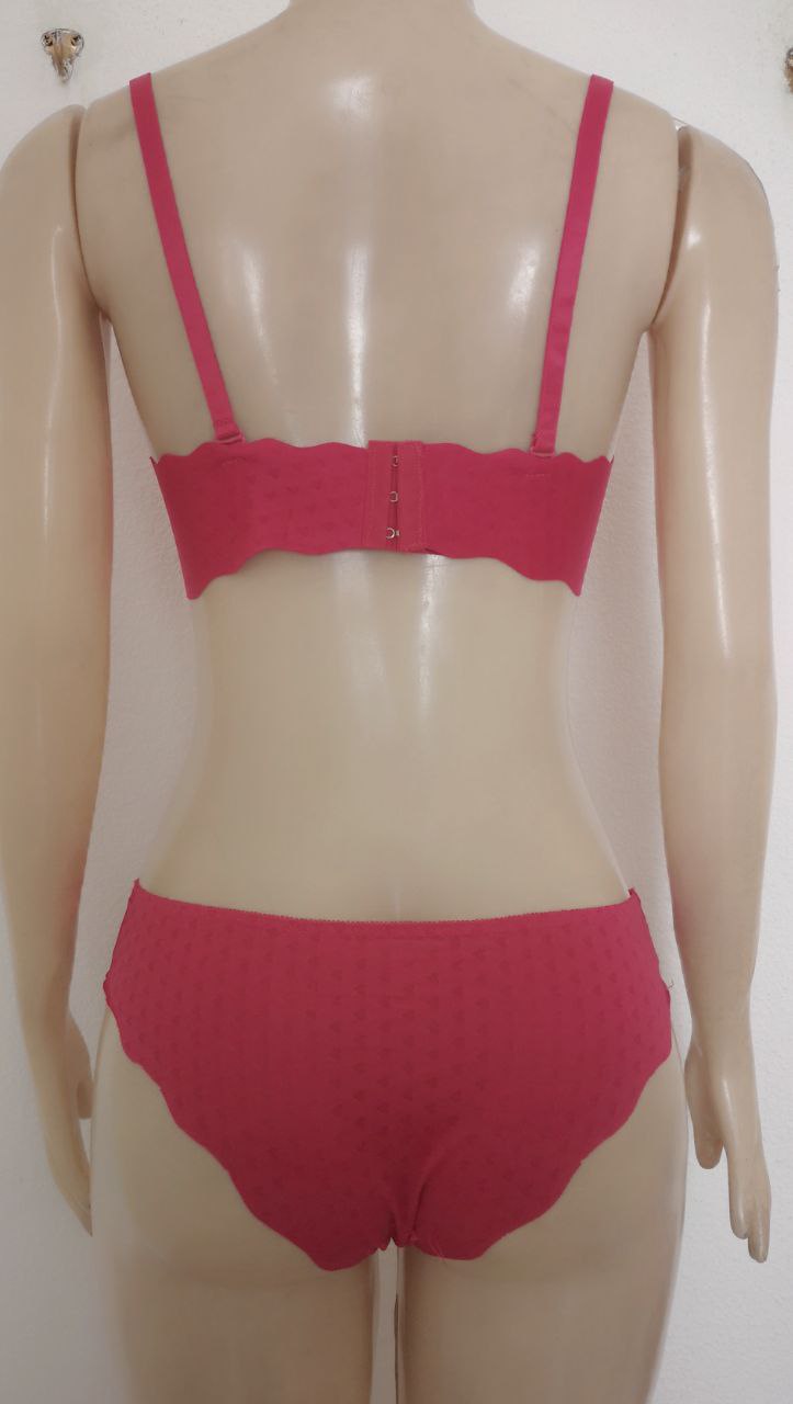 Conjunto con estampado de corazones