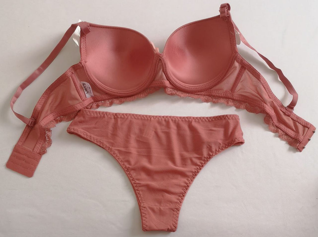 Conjunto con detalles de encaje