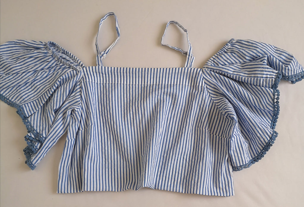 Jeans ancho de abajo y blusa corta ⚓