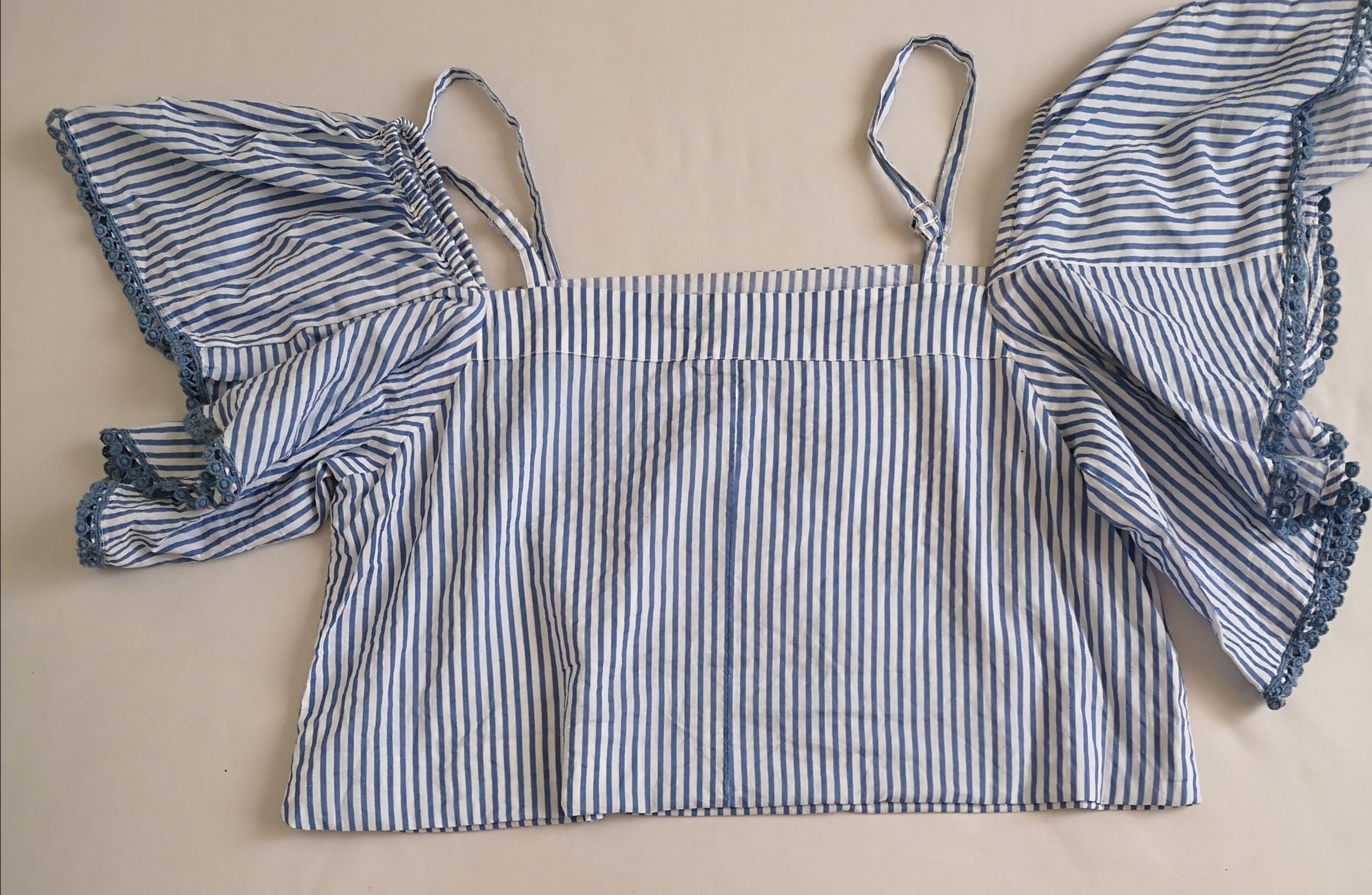 Jeans ancho de abajo y blusa corta ⚓