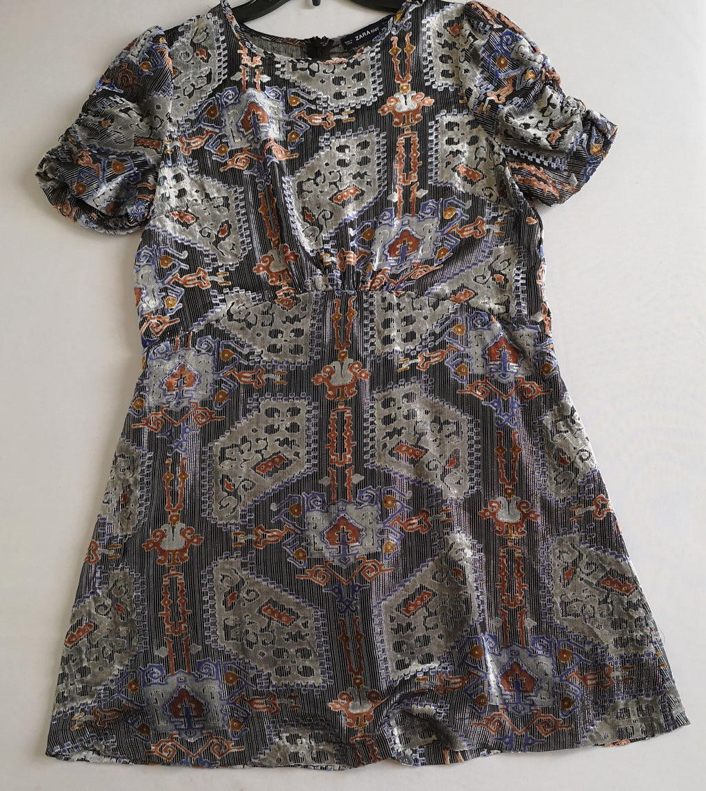 Vestido con detalles de terciopelo incluye cincho
