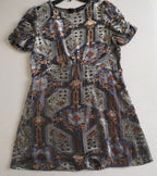 Vestido con detalles de terciopelo incluye cincho