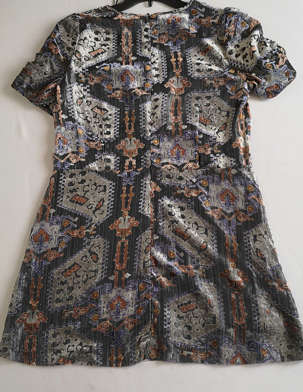Vestido con detalles de terciopelo incluye cincho