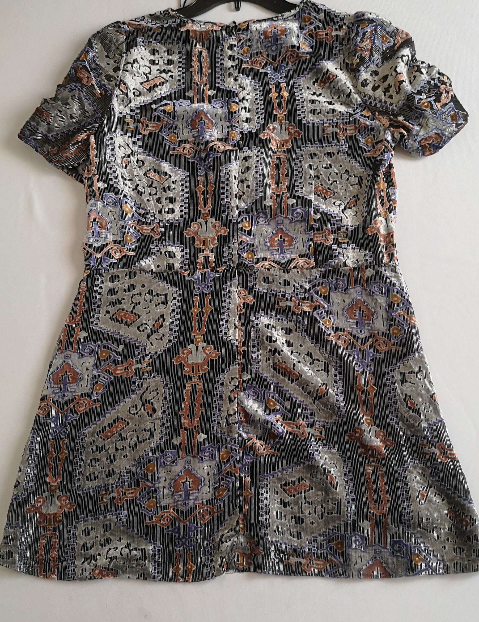 Vestido con detalles de terciopelo incluye cincho