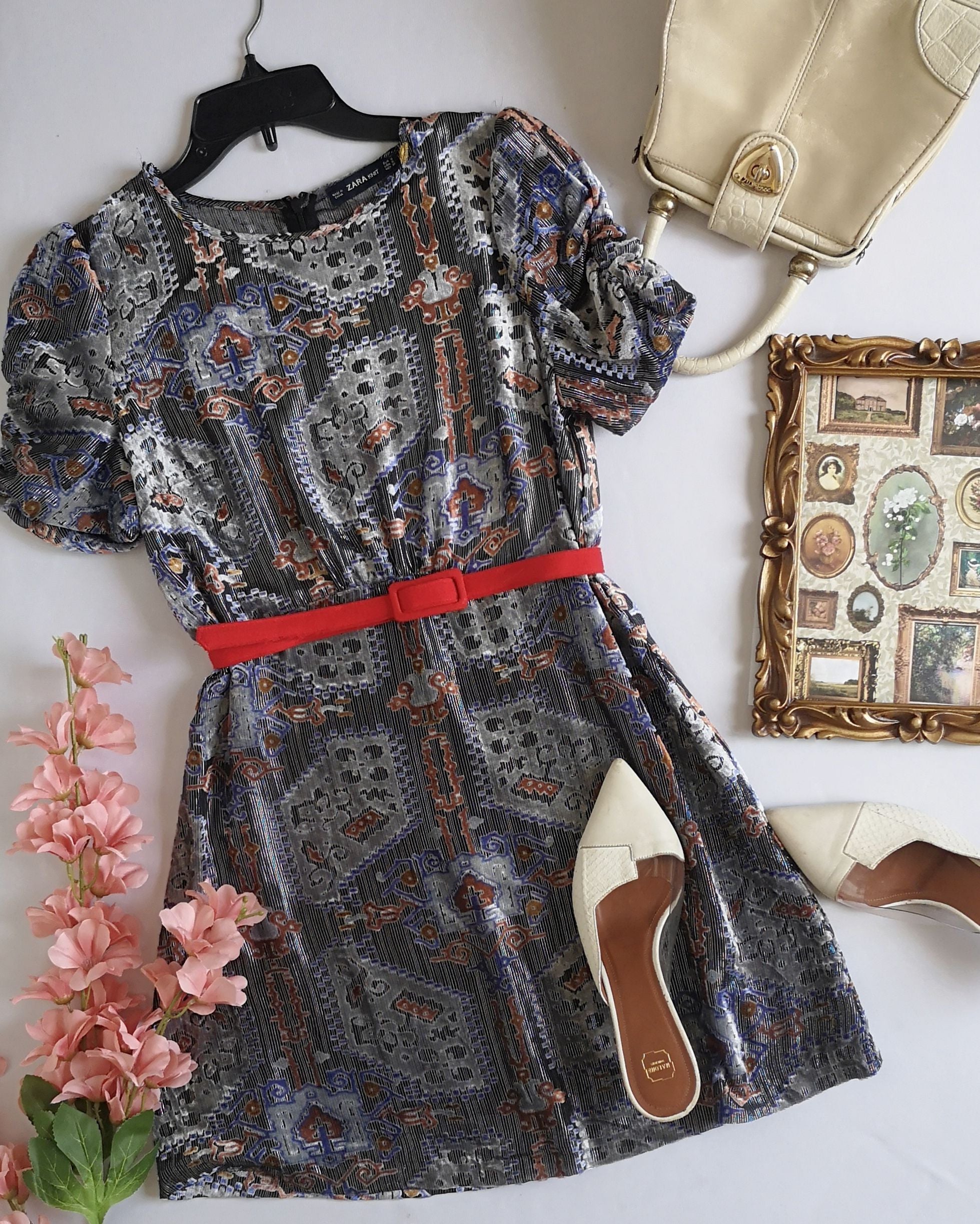 Vestido con detalles de terciopelo incluye cincho