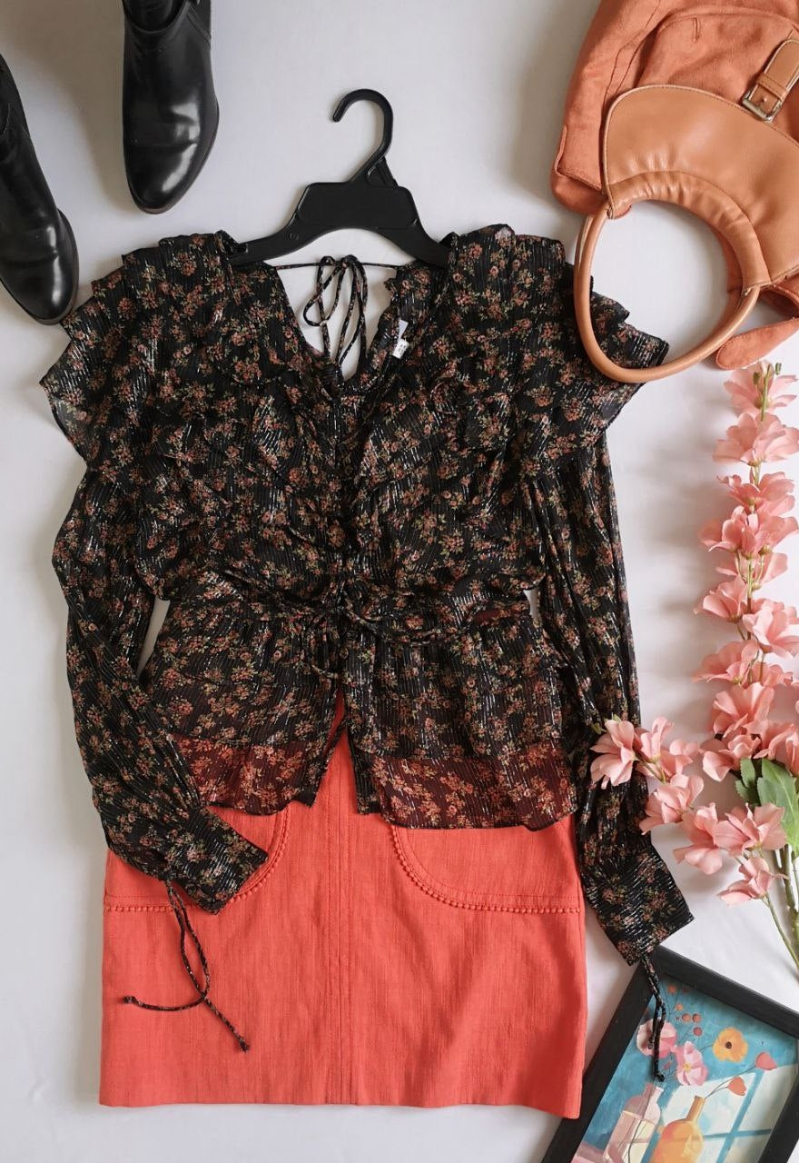 Blusa con olanes y falda a la rodilla