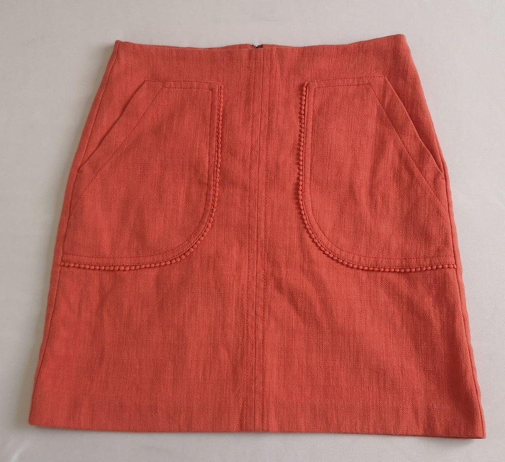 Blusa con olanes y falda a la rodilla