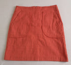 Blusa con olanes y falda a la rodilla