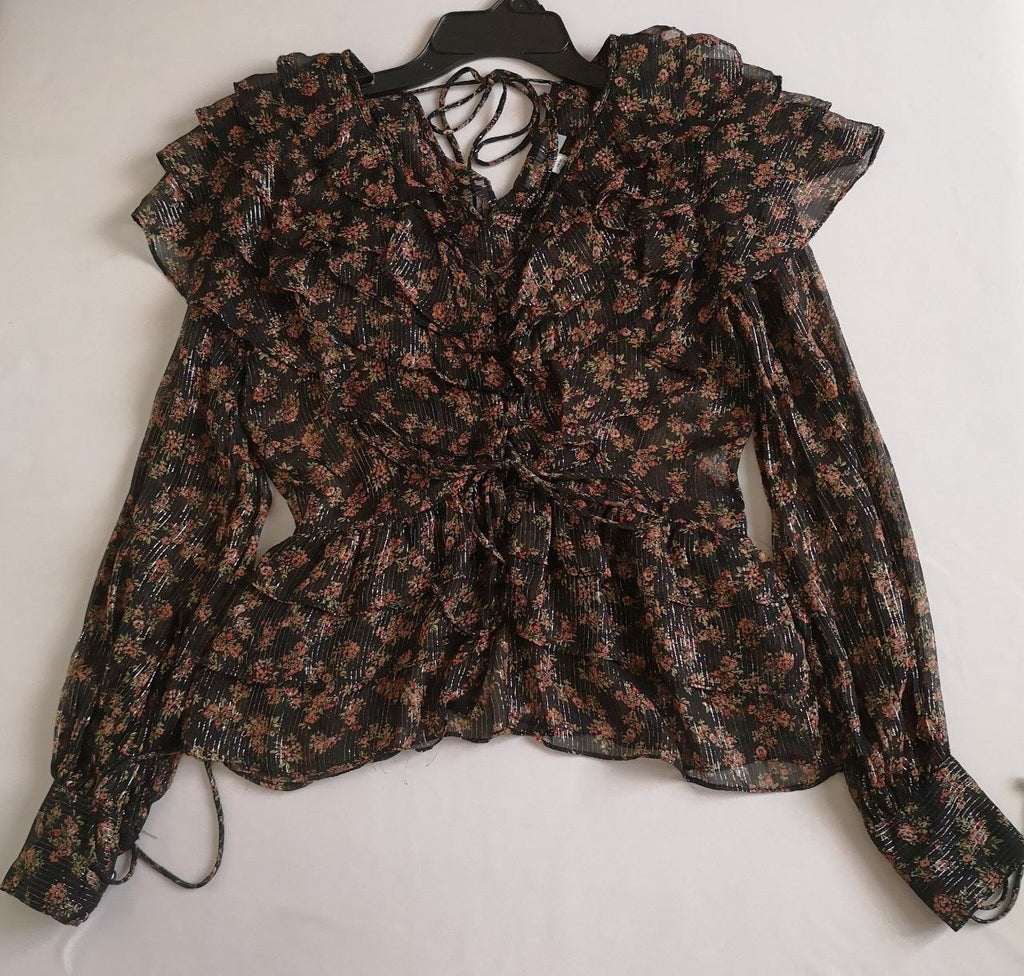 Blusa con olanes y falda a la rodilla