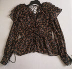 Blusa con olanes y falda a la rodilla