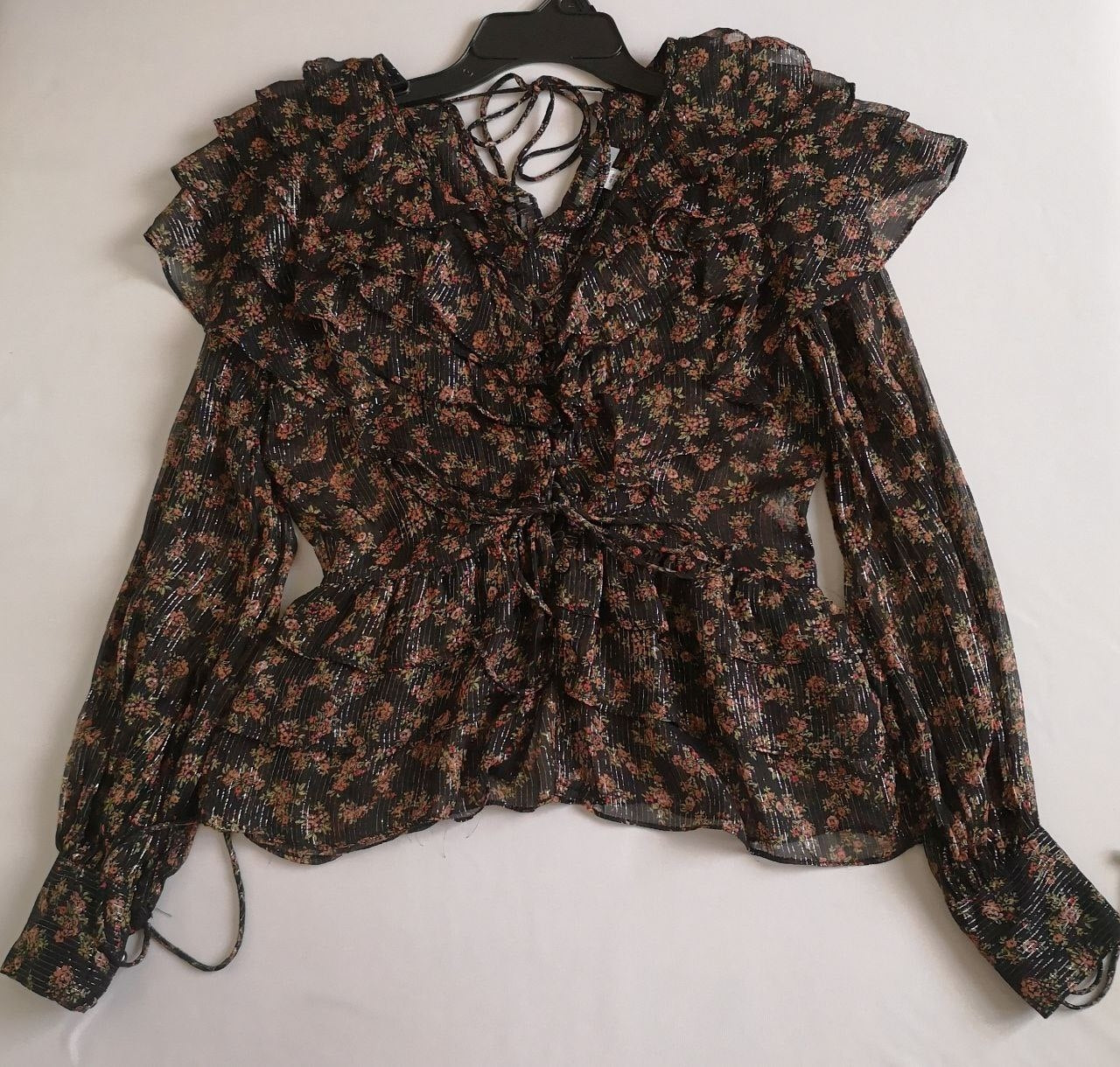 Blusa con olanes y falda a la rodilla
