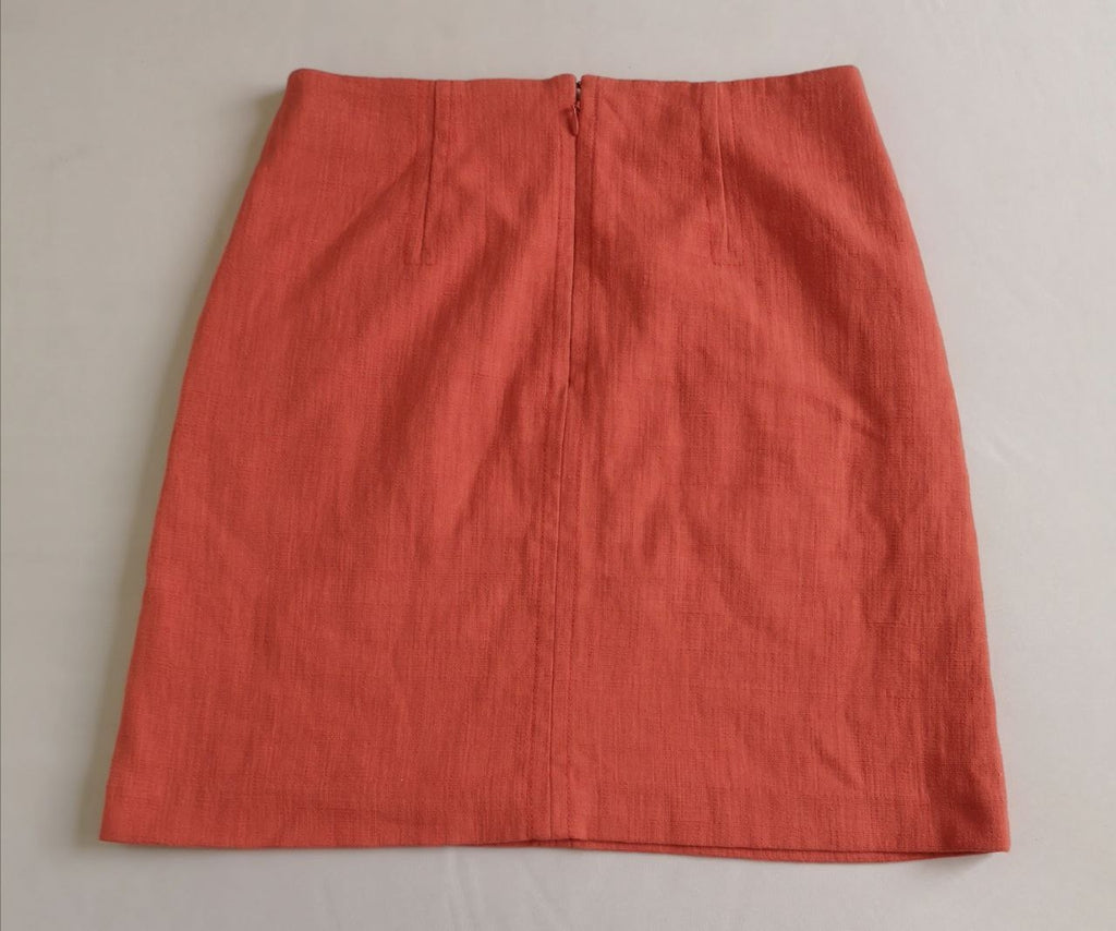 Blusa con olanes y falda a la rodilla
