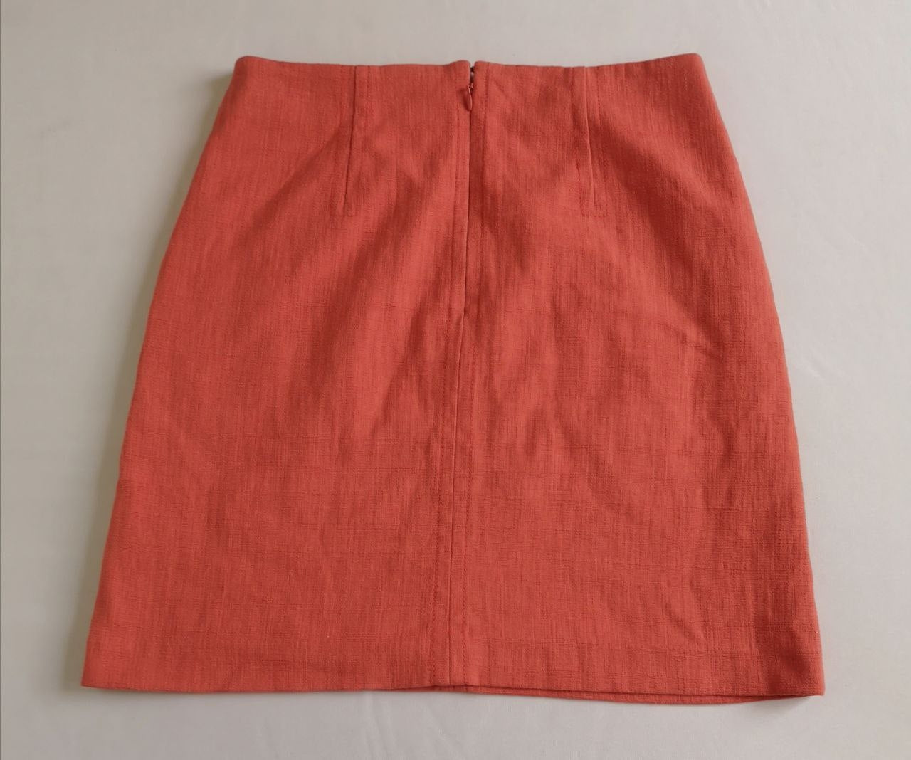 Blusa con olanes y falda a la rodilla