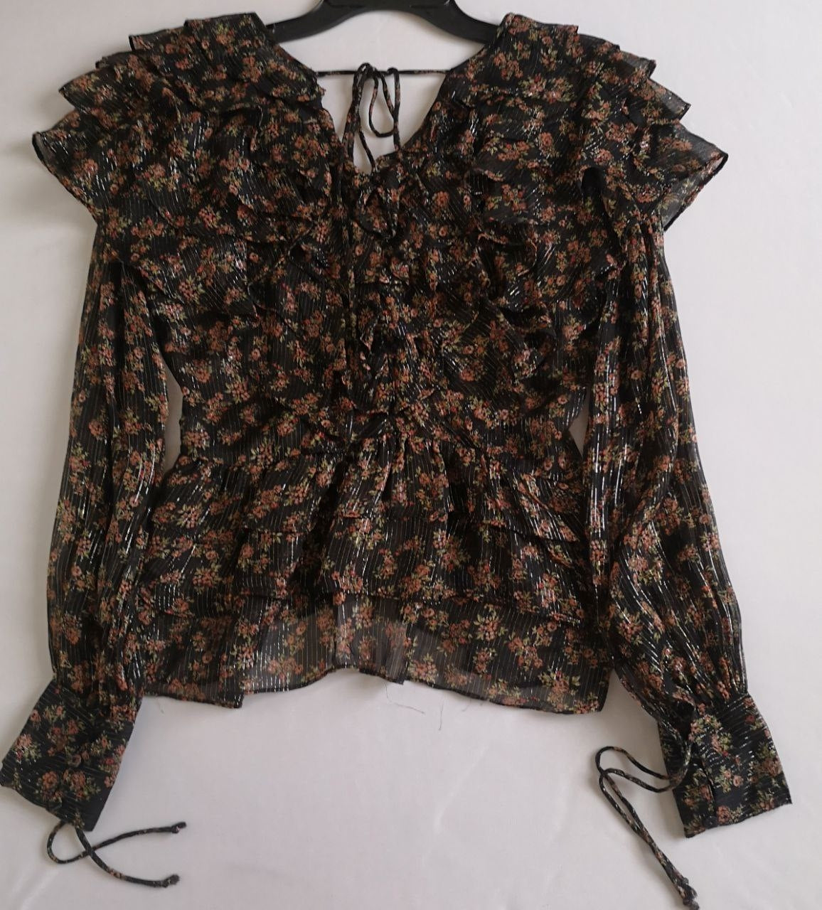 Blusa con olanes y falda a la rodilla